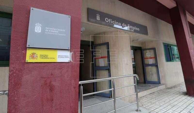 Imagen de archivo de una oficina de empleo en Las Palmas de Gran Canaria (Foto EFE / Elvira Urquijo A.)